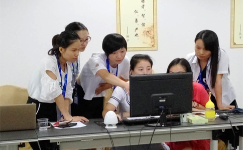  美女們互相交流學(xué)習(xí)，氣氛有點嚴(yán)肅啊